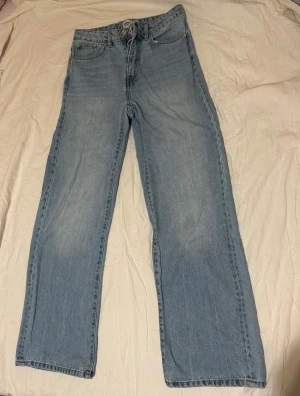 Ljusblå raka jeans från Lager 157 - Snygga ljusblå jeans från Lager 157 med klassisk femficksdesign och raka ben. Jeansen har normal midja och är tillverkade i mjukt denimtyg som ger en avslappnad vibe. Perfekta för dig som gillar en enkel och stilren look.