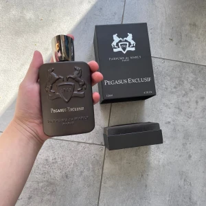Parfum De Marly Pegasus 125ML - Hej! Säljer min PDM Pegasus. Tyckte ej att det var min stil.  Så tänker sälja den för halva priset! ✅ Den är bra för höst/vinter 🍁❄️ Det finns 124ml kvar. Postats dirket efter köp!  Priset kan alltid diskuteras!!!