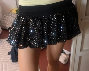 Svart paljettkjol från Zara - Supersnygg svart kortkjol från Zara med glittriga paljetter på nederdelen. Den är tajt och lågmidjad vid midjan. Paljetterna sticks inte och sitter jätte skönt💞Skriv vid funderingar och använd gärna köp nu.