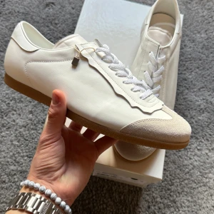 Maison Margiela Feather Light White Leather - Maison margiela feather light white leather ✅ Skick: 10/10, helt nya med box och dustbag ✅ Nypris: 7 tusen, mitt pris endast 2469 ✅ Finns i storlek 42,43 och 44 ✅ Skickas samma dag som köp ✅