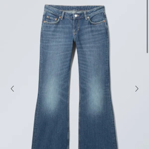 Weekday blå bootcut jeans - Snygga blå jeans från weekday med klassisk bootcut-passform. Jeansen har en lätt tvättad look med ljusare partier på låren och är tillverkade i slitstarkt denim. Andledning till varför jag säljer dom är för att de nt passar mig längre. W24 L34 och passar mig perfekt i längde. Som är runt 170