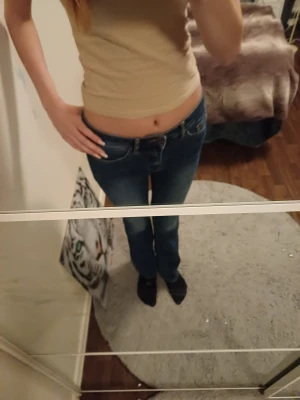 Mörkblå bootcut jeans låg midja - Säljer ett par mörkblå jeans med låg midja och bootcut-ben. Jeansen har klassisk femficksdesign. Perfekta för hösten o vinten. Det är storlek 38 men om du har 36 så kan du ha dom. Har är 178 och dom ör lite flr korta för mig ❤️