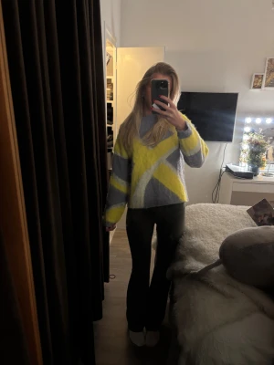 Grå med gula detaljer Stickad tröja  - Jätte fin stickad tröja från Zara som inte säljs längre! Super bra skick🤗