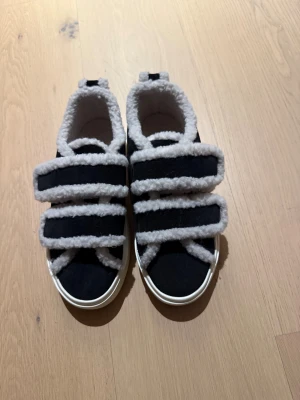 Inuiiki sneakers - Shearling low velcro sneakers i svart. I fint skick använda en gång. Storlek:39 