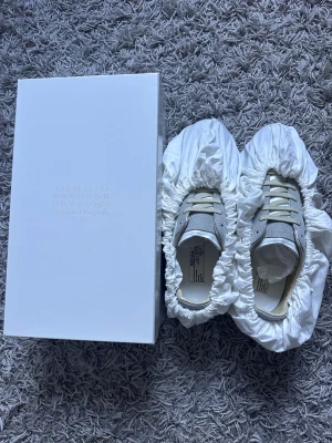 Maison Margiela gats - Tja, säljer ett par riktigt feta maison margielas gats till ett superpris! Skorna är knappt använda och allt original följer med. Köpta på kinship för ett tag sedan men inte riktigt min stil längre, hör av er vid frågor!✌️