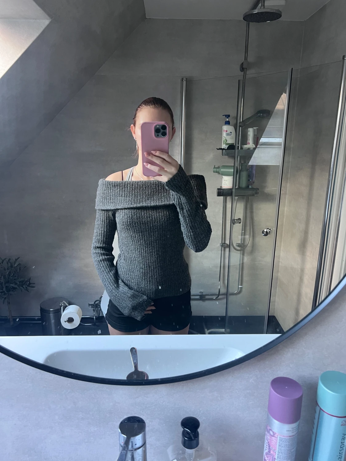 Grå ribbad offshoulder stickad tröja