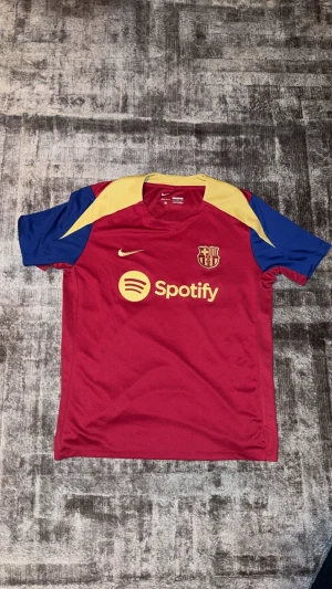 FC Barcelona Nike fotbollströja röd/blå - Säljer Fc Barcelona tröja röd/blå 