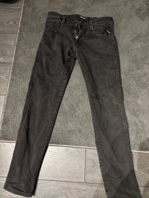 Svarta Replay jeans - Snygga svarta jeans från Replay i slimfit. Storleken är 30/32. Bara att skriva om du har frågor eller funderingar!