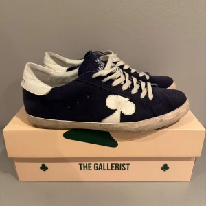 The Gallerist blå-vita sneakers - Säljer dessa navy the gallerist skor, storlek 44. Hyfsat bra skick. Hör av er vid frågor eller funderingar. 