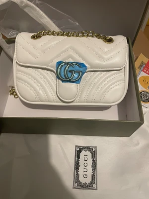 Vit quiltad axelväska från Gucci - Helt ny väska, jätte bra kvalité. Låda kommer med.