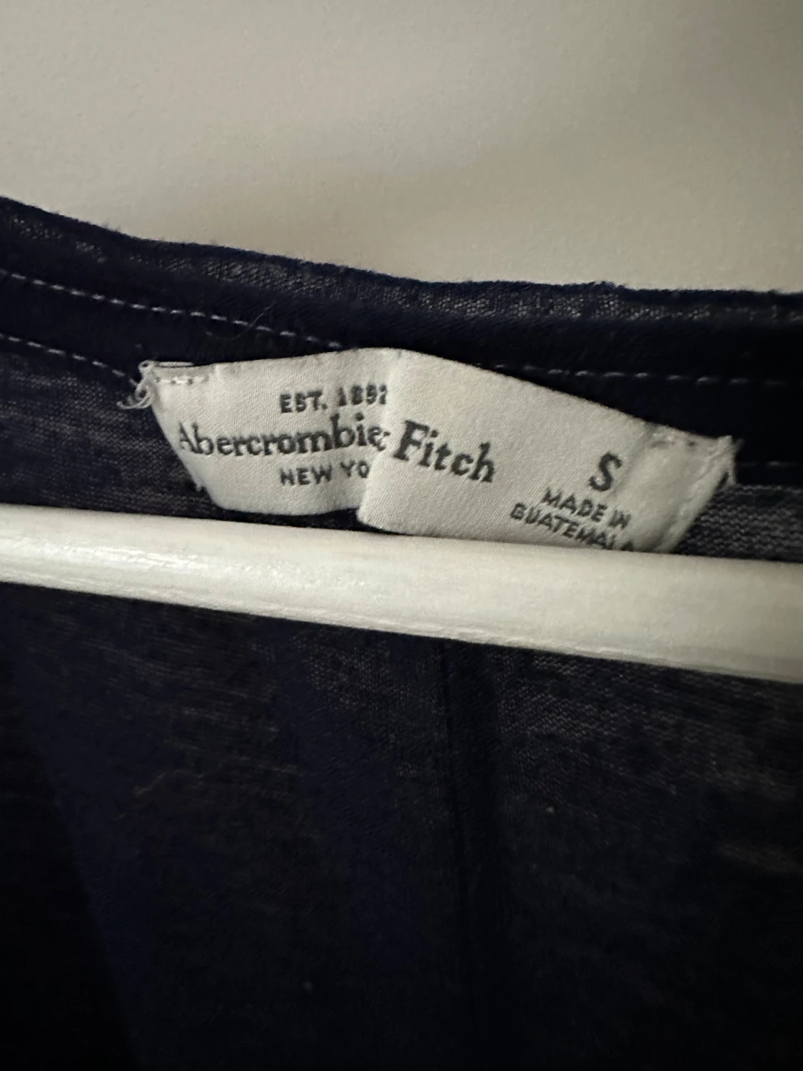 Mörkblå t-shirt från Abercrombie & Fitch - 2