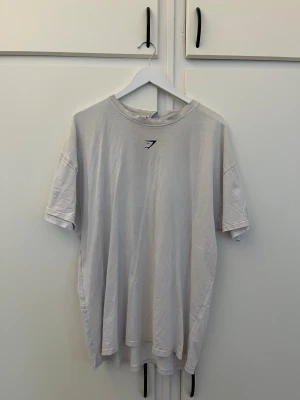 T-shirt -  T-shirt ifrån Gymshark i storlek XXL. trycket på ryggen är lite slitet, annars bra skick. 