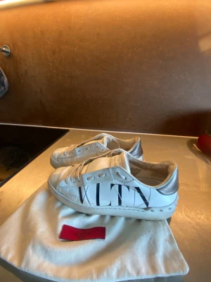 VLTN open sneaker - Valentino sneakers, storlek 38. Priset utgår från att de är rätt så slitna, men använder inte längre och har därför inte fixat iordning dom. Går absolut att putsa till 😁tyvärr har kvitton kommit bort, bara dustbagen kvar. 