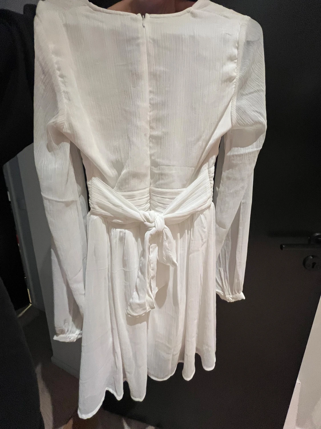 Vit omlottklänning med knyt i midjan - 1