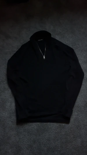 Half Zip Jack & Jones - En half zip från Jack & Jones. Riktigt schysst, tunt, och bekvämt material. Inga defekter, fint skick.