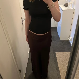 Maxikjol i satin - Såå fin vinröd maxikjol i satin från Lindex. Använd 1 gång. Orginalpris 400kr, slutsåld på hemsidan. 💞💞