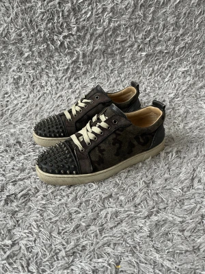 Louboutin sneakers  - Säljer ett par eftertraktade Christian Louboutin sneakers! | Skorna är i använt skick tecken på användning förekommer som kan ses på bilderna. Översiktligt är de fina och inget man tänker på vid användning så mycket! Säljer därför till steal price! | Storlek 39,5 passar definitivt en 40 med innersula på 26cm! | Ställ gärna frågor innan du köper!