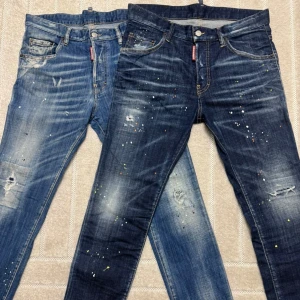 Dsquared2 Jeans 46 och 48 - Paret till vänster, är storlek 48 Paret till höger är, 46 Jeansen är som nya, och säljs för 2199 styck. 