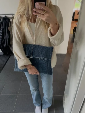 Datorfodral tillverkad av återvunna jeans - Vi på ReCase UF tillverkar datorfodral tillverkade av gamla jeans. Vi ser så klart till så att kvaliteten på jeansen är bra och tåliga. Hör av er om ni har frågor💙💙Datorfodralet passar till en dator som är 14tum eller mindre. Obs! Priset är ej prutningsbart och ni står själva för frakt!