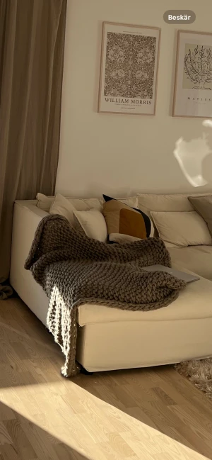 Storstickad pläd - En storstickad brun/grå filt från Venture Home. Nypris: 800kr Säljer för: 320kr