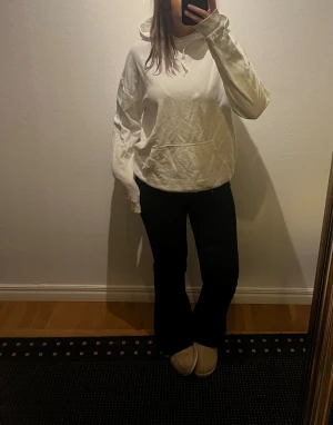 Vit hoodie - Vit hoodie från Cubus, storlek L💗