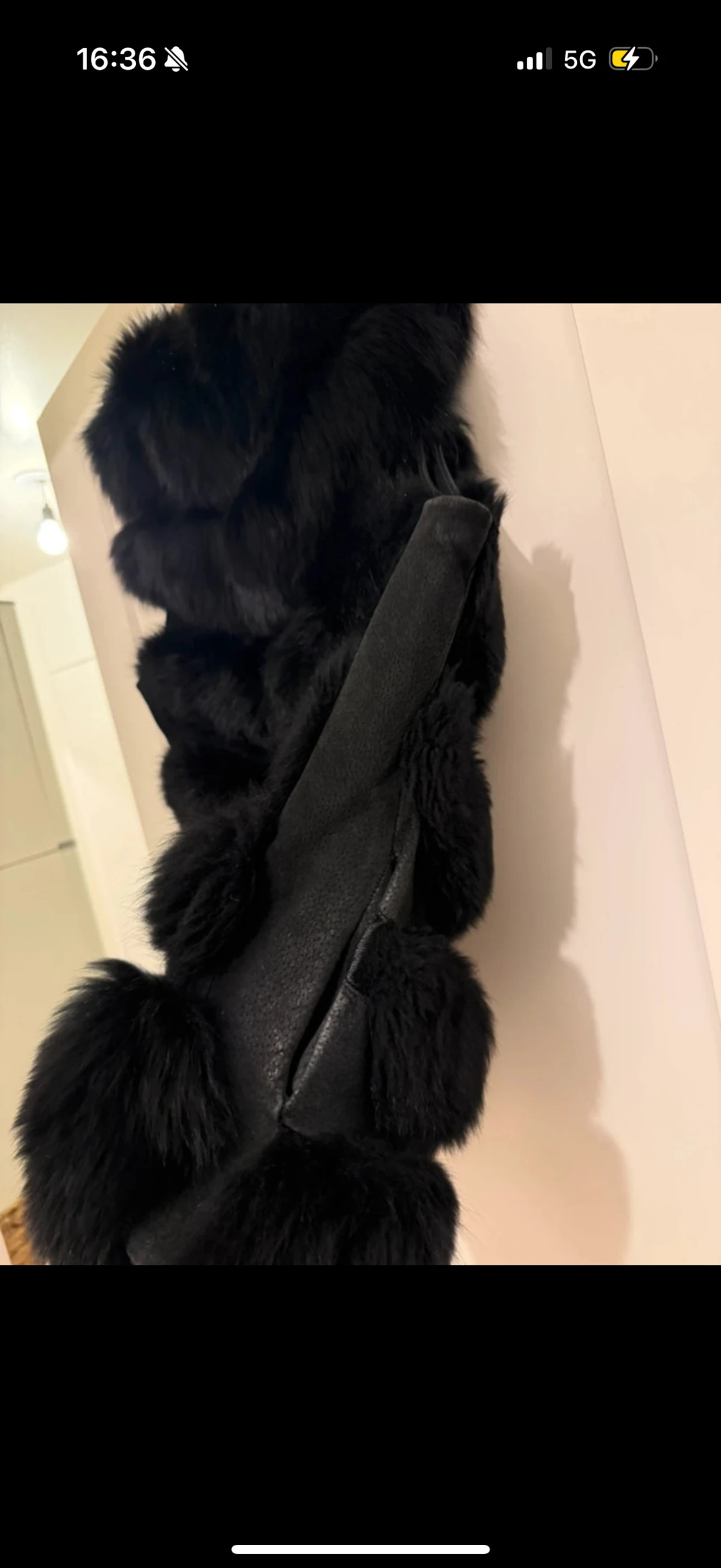 Svart fluffig pälsväst med fickor - 3