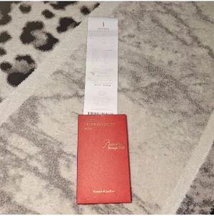 Baccarat Rouge 540 Extrait 70ml - Lyxig Extrait de Parfum från Maison Francis Kurkdjian Paris. Flaskan rymmer 70 ml och är tillverkad i Frankrike. Perfekt för dig som vill sticka ut med en ikonisk doft i din samling.