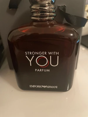 Stronger With You Parfum - Emporio Armani Stronger With You Parfum – en modern och stilren parfym som sticker ut. Perfekt för dig som vill ha en exklusiv känsla i din samling. Ångra mig då jag har andra liknande vinterparfymer. Kvitto finns. Använt 7 sprut bara