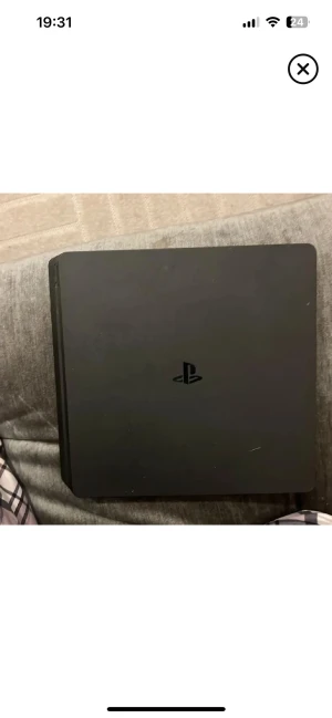 PlayStation 4 Slim med DualShock 4 - Säljer en PlayStation 4 Slim med original DualShock 4-kontroll. Konsolen är i gott skick med mindre ytliga repor, fullt fungerande. Perfekt för gaming och streaming. Kontrollen är trådlös och känns stabil. Inga större skador eller defekter synliga.