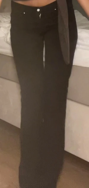 Svarta bootcut jeans från Big Blue - Svarta lågmidjade jeans från Big Blue. Passar mig perfekt som är 175 men sitter också bra på min vän som är 162. 
