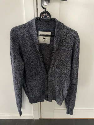 Mörkgrå stickad cardigan från Bodyguard - Säljer en mörkgrå stickad cardigan från Bodyguard i storlek S. Modellen är ca 180cm , hör av dig vid funderingar!