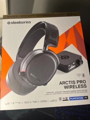 SteelSeries Arctis Pro Wireless - Steelseries Artics PRO wireless är ett otroligt bra headset menat för gaming. De är helt trådlösa och du får med två batterier som du har som batteritid i headsetet. Du får med en liten box som du laddar batterierna i men även justerar inställningarna i headsetet. Säljer detta då jag inte använder det så mycket. Har slutat spela så försöker sälja bort saker så de inte ligger och skräpar utan användning. J  Hörlurarna är köpts sen 2-3 månader tillbaka. Har tagit hand om de väl. Nästan som nya!