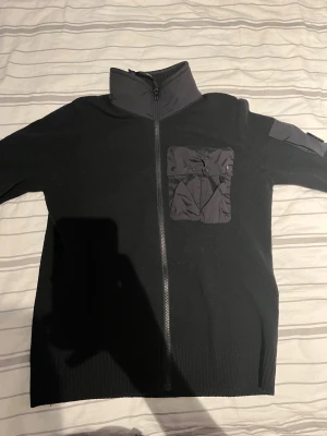 Cp company cardigan - Klass material, sparsamt använd. Köpt från vinted, där den påstås vara äkta, ingen aning om den är. Storlek M riktigt fin