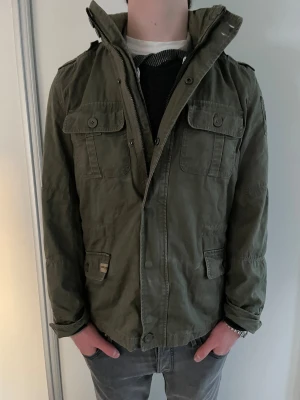 Gröm fieldjacket från surplus - Säljer en snygg fieldjacket från Surplus i storlek S, modellen är ca 180cm, hör av dig vid funderingar!