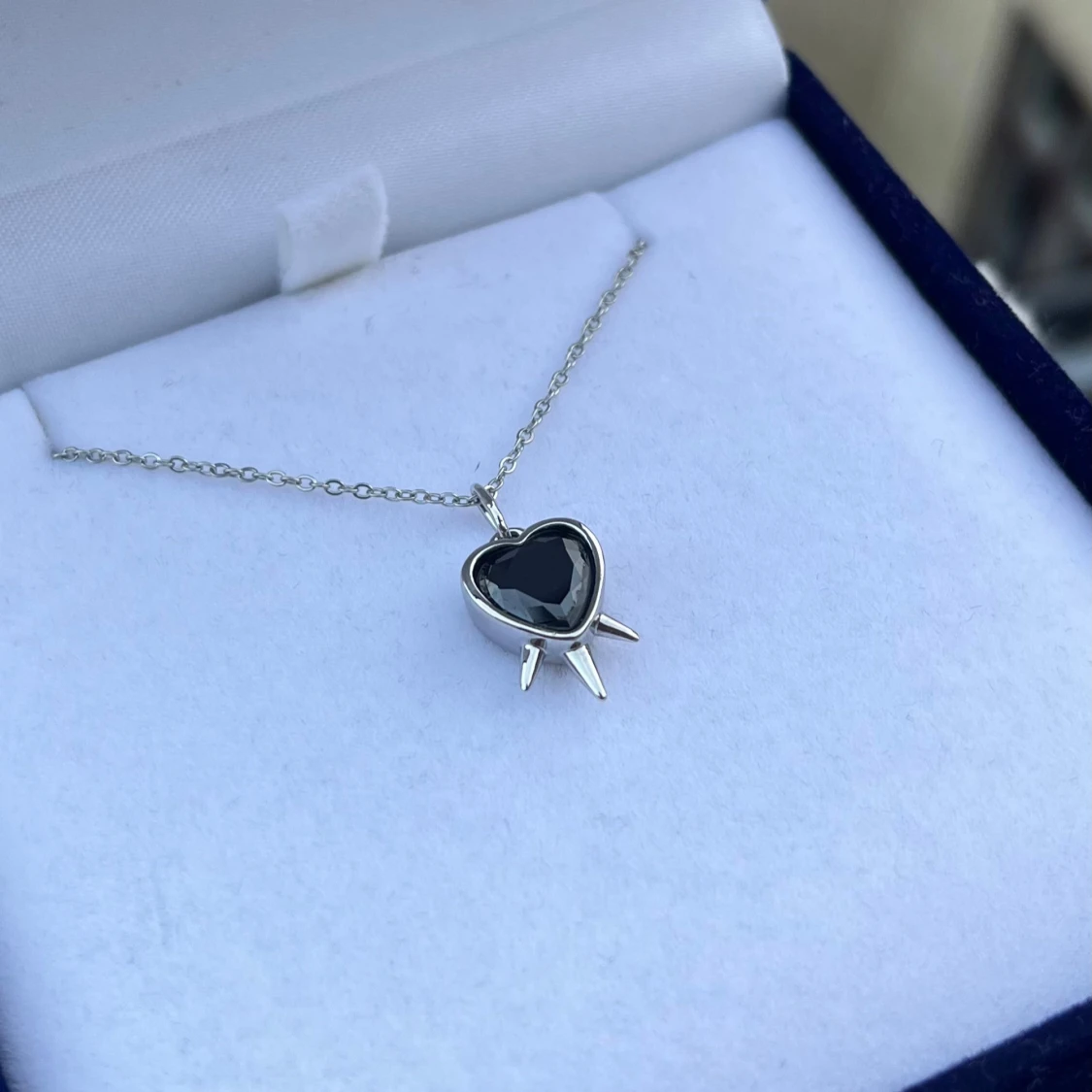 Maria Nilsdotter ”Three of Swords” inspirerat halsband