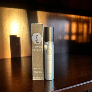 YSL L'Homme  - Smidig och stilren YSL L'Homme  Eau de Toilette, perfekt för dig som vill ha en ikonisk doft i praktisk storlek. Volym: 33ml. En klassiker från Yves Saint Laurent.