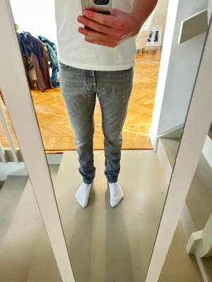 Grå Jacob cohen jeans.  - Säljer ett par grå jeans från Jacob Cohen i modellen 622 storlek 33. En slitning o grenen som har lagats men se bild. Passar säkert någon mellan 180-190 ish. 