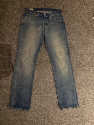 Levi's 501 blå jeans W32 L34 - Levi's 501 jeans i ljusblå tvätt med raka ben. Köpta nya för 1100 ungefär, använt ett fåtal gånger!               Pris kan diskuteras vid snabb affär ;)