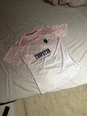 Trapstar Fotbollströja - Säljer en snygg fotbollströja från Trapstar i storlek M. Använd fåtal gånger hemma, det vill säga att den är i nyskick. 