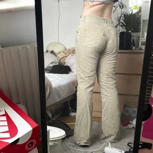 Manchesterbyxor Levis - Manchesterbyxor från Levis. Dem är använda men är hela och rena! Innerbenslängden är 74cm och midjemått 39cm