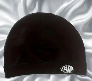 Syna world mössa  - Alla vet hur jobbigt det är att ha en obekväm mössa här är lösningen. Tajta perfekt, passform och styliga! Det är det kända märket Syna World av central Cee