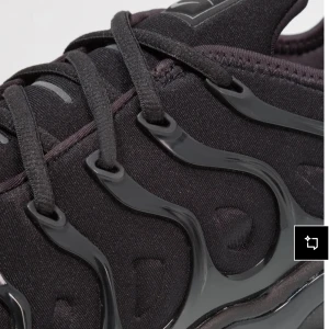Nike Air Vapormax Plus Svarta sneakers - Nike Air Vapormax. Lite använd, bra skick och kan prata priset privat 