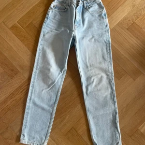 MAJE jeans  - Säljer mina fina MAJE jeans i strl 34. Aldrig använda, endast provade, så ser ut som nya. Köptes för 2800. Möta helst upp i Sthlm annars kan ja skicka. Kom med bud. 