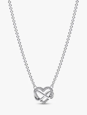 Vackert halsband i sterlingsilver - Snyggt halsband i sterlingsilver från Pandora med ett hjärtformat hängsmycke dekorerat med gnistrande kubisk zirkonia. Hängsmycket har en asymmetrisk evighetssymbol som slingrar sig runt hjärtat. Kedjan kan justeras i tre längder och har en liten hjärtformad detalj vid låset. Superfint verkligen men fick det av mitt ex och säljer det därför vidare till någon som vill använda det. Nypris 899. Hör av dig vid frågor💕