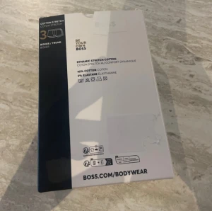 Svarta boxer shorts från Hugo Boss - Säljer ett 3-pack svarta boxer shorts från Hugo Boss. De är tillverkade i mjuk och stretchig bomull med 5% elastan för extra komfort. Klassisk passform och stilren design, perfekt för dig som gillar snygga och bekväma underkläder.