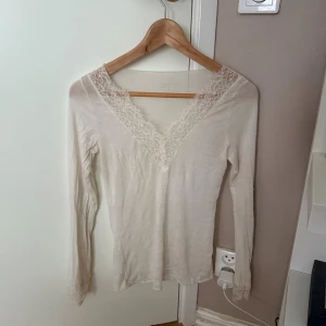 Vit v ringad intmissmi med spetskant - Aldrig använd superfin tröja, köpt för 500💓