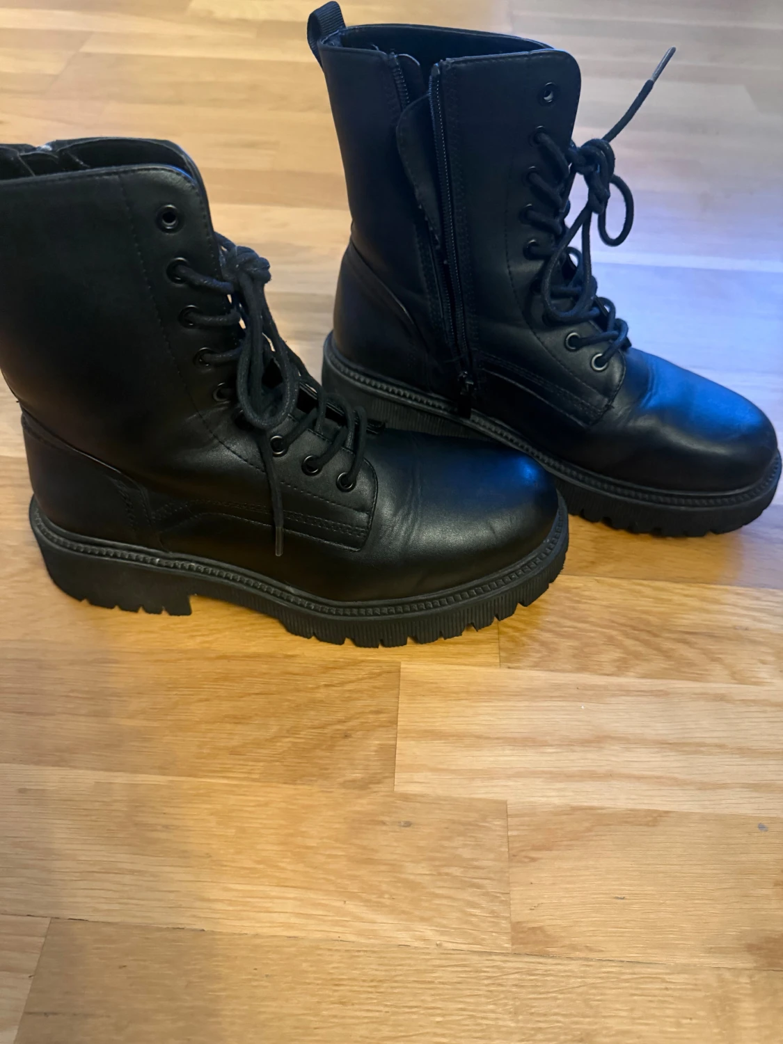 Svarta boots med snörning och dragkedja