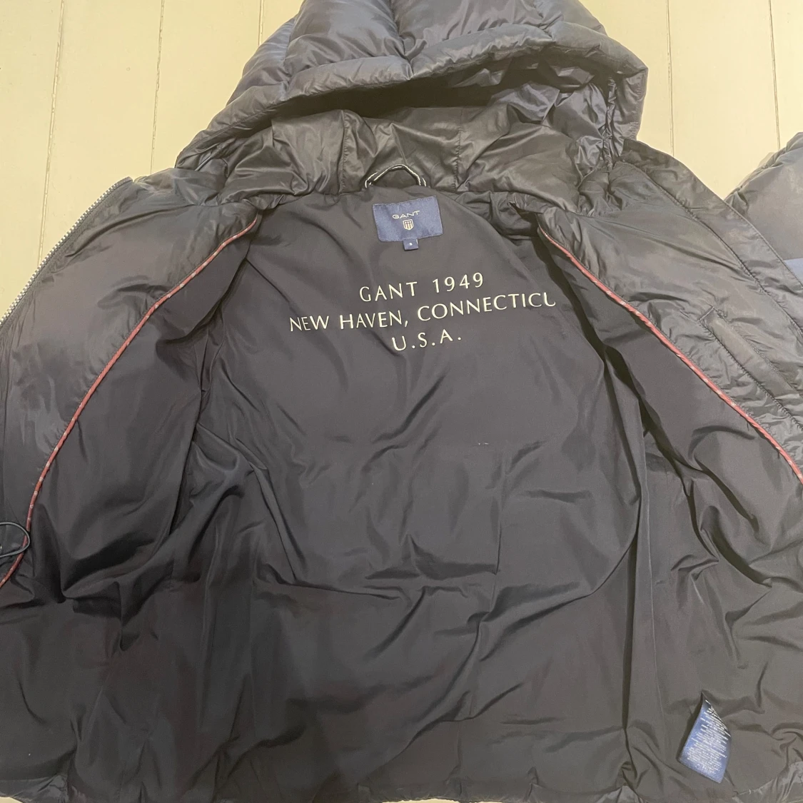 Mörkblå dunjacka från Gant med huva - 2