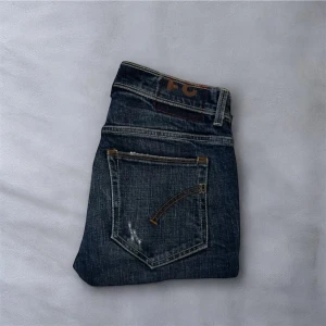 Dondup Jeans - Hej! Säljer dessa dondup jeansen i storlek W31, De är varsamt använda och i mycket fint skick, 9/10. Nypris var 4000  säljs för  699kr. Hör gärna av dig vid minsta fråga eller om du vill ha fler bilder! 🙌 (conor modellen är slim och är lik george)!