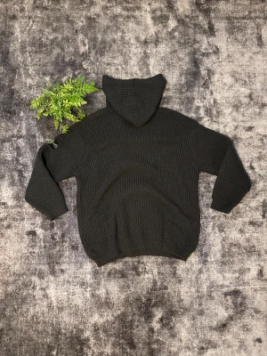 Stone Island Half Zip Hoodie – Storlek M 🧥 - Svart färg ⚫ Halvzip med huva, stilren och bekväm ✨ I fint skick och redo att användas 👌 Snabb leverans 🚚💨